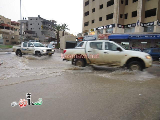 كفرقاسم – فيديو: العواصف والامطار الغزيرة تصل دوار توفيق طوبي وتغمره بالمياه وتعطل حركة السير هناك .